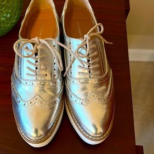 Silver Steve Madden wingtip lace up shoes size 10